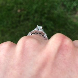 14K white Gold
Princess cut
7/8 ct tw